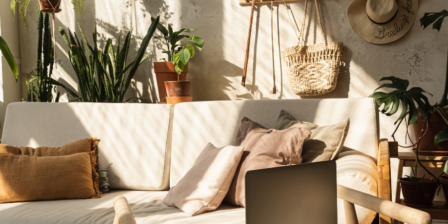 Blumen sind eine beeindruckende Dekoration für einen Balkon im Tulum-Stil. Exotische Topfpflanzen auf dem Balkon im Boho-Stil 