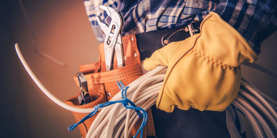 Wie repariert man ein angebohrtes Kabel in der Wand? 