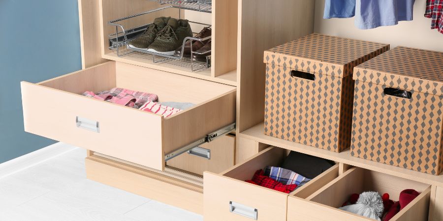 Wie Kleidung ohne Kleiderschrank lagern? Wie lagert man Dinge auf innovative Art und Weise? Regale, Boxen und Betten mit Schubladen – Aufbewahrung von Dingen ohne Kleiderschrank. Was kann man anstelle eines Kleiderschranks verwenden? 