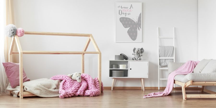 Mädchenzimmer in Rosa. Arrangement mit rosafarbenen Accessoires, Ornamenten und Dekorationen, inspiriert von der Barbie-Puppe 