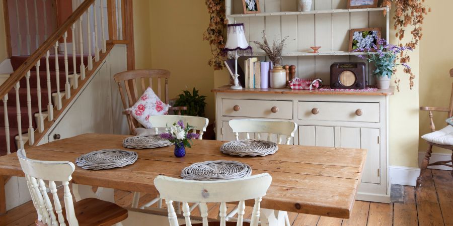 Shabby-Chic-Wohnzimmer – welche Farbpalette und welche Materialien eignen sich am besten für ein Shabby-Chic-Arrangement? 