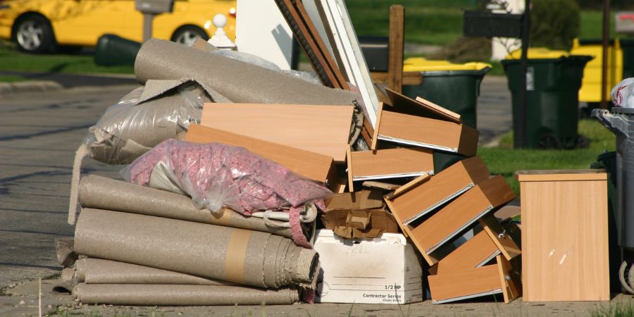 Wie entledigt man alte Möbel? Alte Möbel recyceln als Alternative zum Wegwerfen 